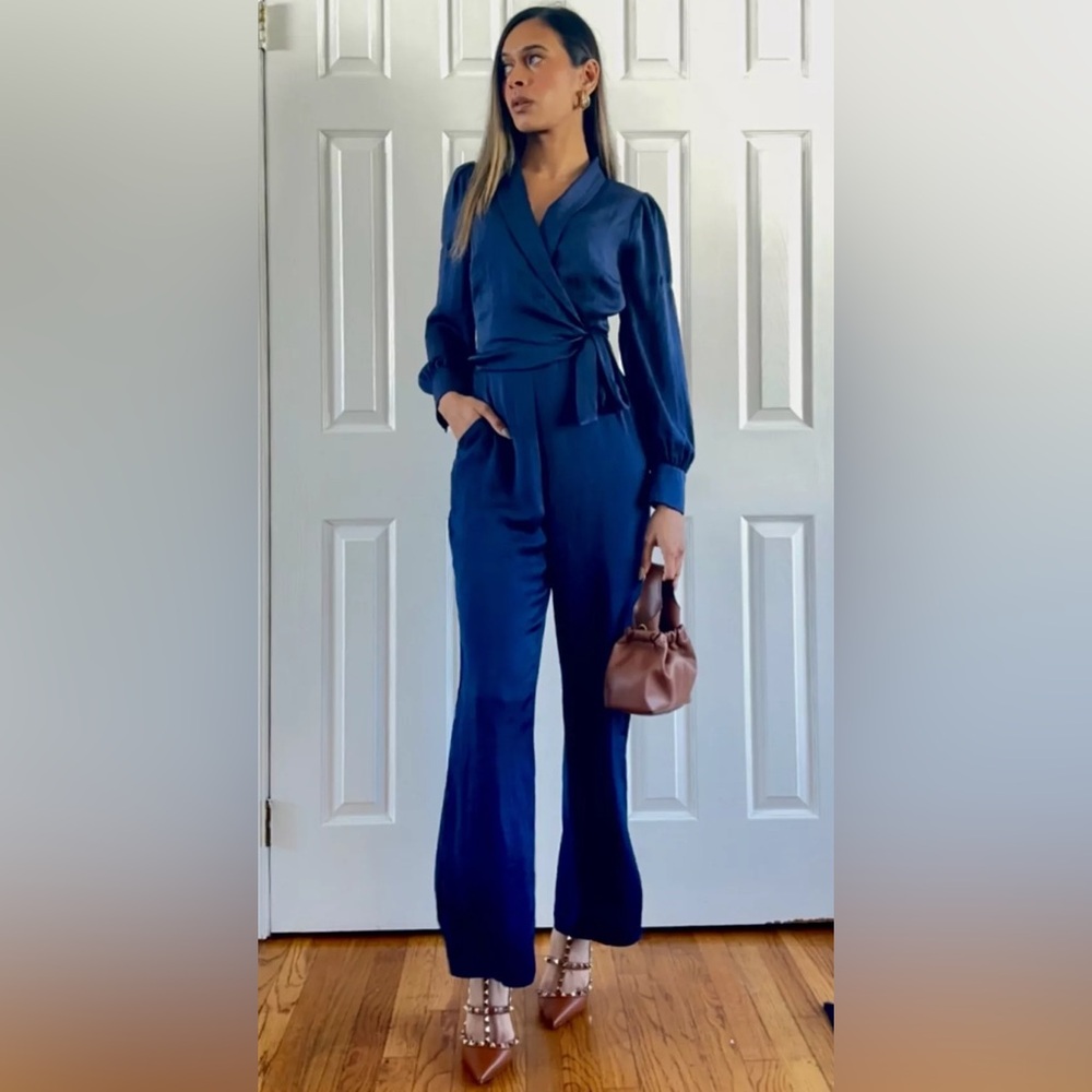 Adelyn Rae navy silky tie front jumpsuit NWOT Large (fits like Medium) - Picture 2 of 6